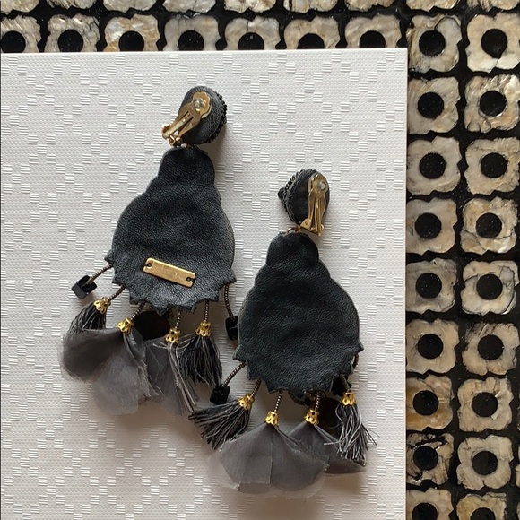 RANJANA KHAN // Clip-On Earrings - Picture 3 of 4